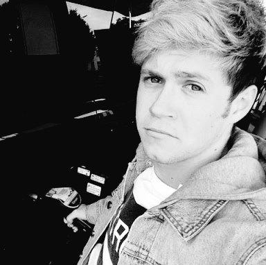 ImKimaaya's tweet photo. “@starrynialloh: rt to vote for Niall👑💗🌙

My #TeenChoice nominee for #ChoiceSelfieTaker is Niall Horan http://t.co/0qanEDVwqL”