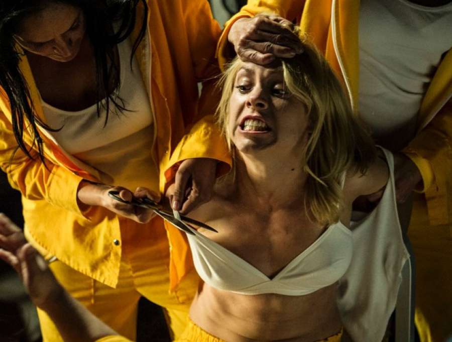 antena3com's tweet photo. Macarena es agredida de nuevo en Cruz del Sur. Esta noche a las 22:30h, #VisAVis
http://t.co/w7QZ57bWwo http://t.co/0KdFYIWYBH