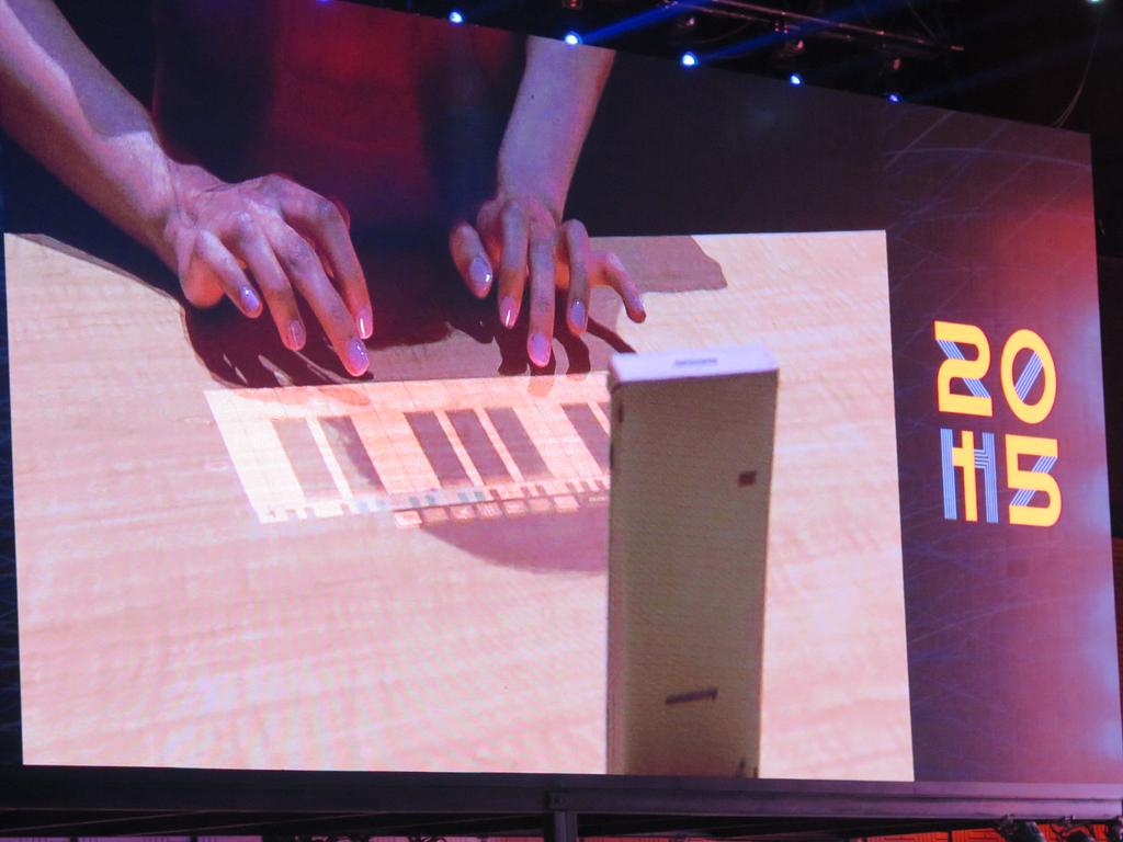 fransiscamaya's tweet image. &quot;@furisudesyon: No keyboard? No problem. #SmartCast #LenovoTechWorld #APTW http://t.co/fd06Srj7nJ&quot; @Lenovo_ID