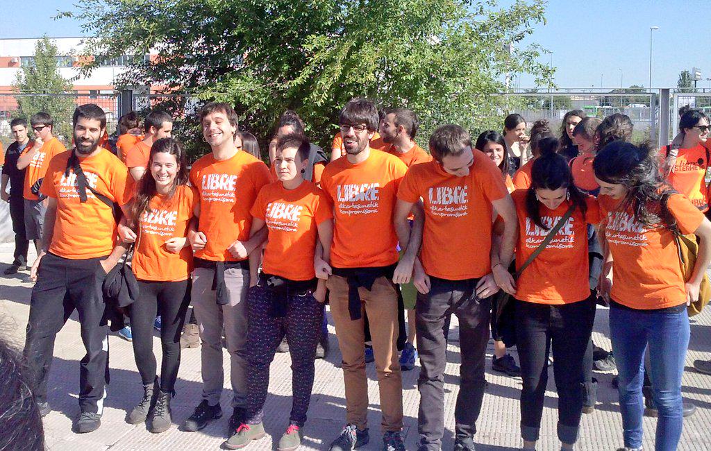 EHLmadrid's tweet photo. Las jóvenes de #9aklibre acaban de entrar en la Audiencia Nacional donde serán juzgadas por sus ideas políticas. http://t.co/1VCUKbxWtM