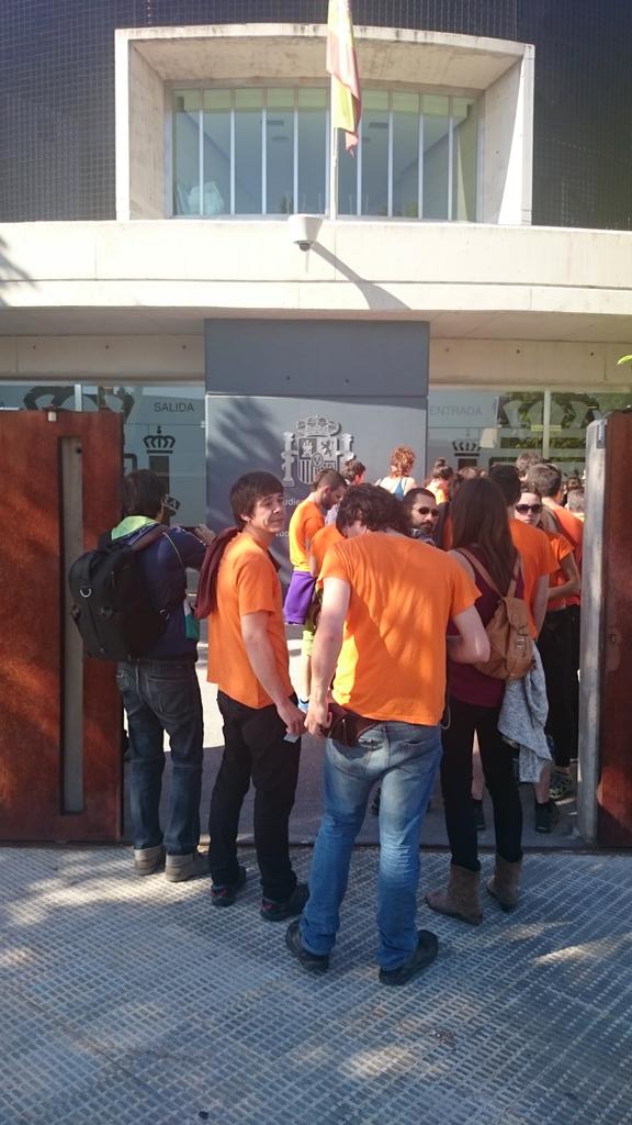 axierL's tweet photo. Euskal Herritik hainbat lagun eta senide etorri dira Madrilera gazteei babesa emateko #KazetaritzaEzDaDelitua http://t.co/ZPwOrklTYI