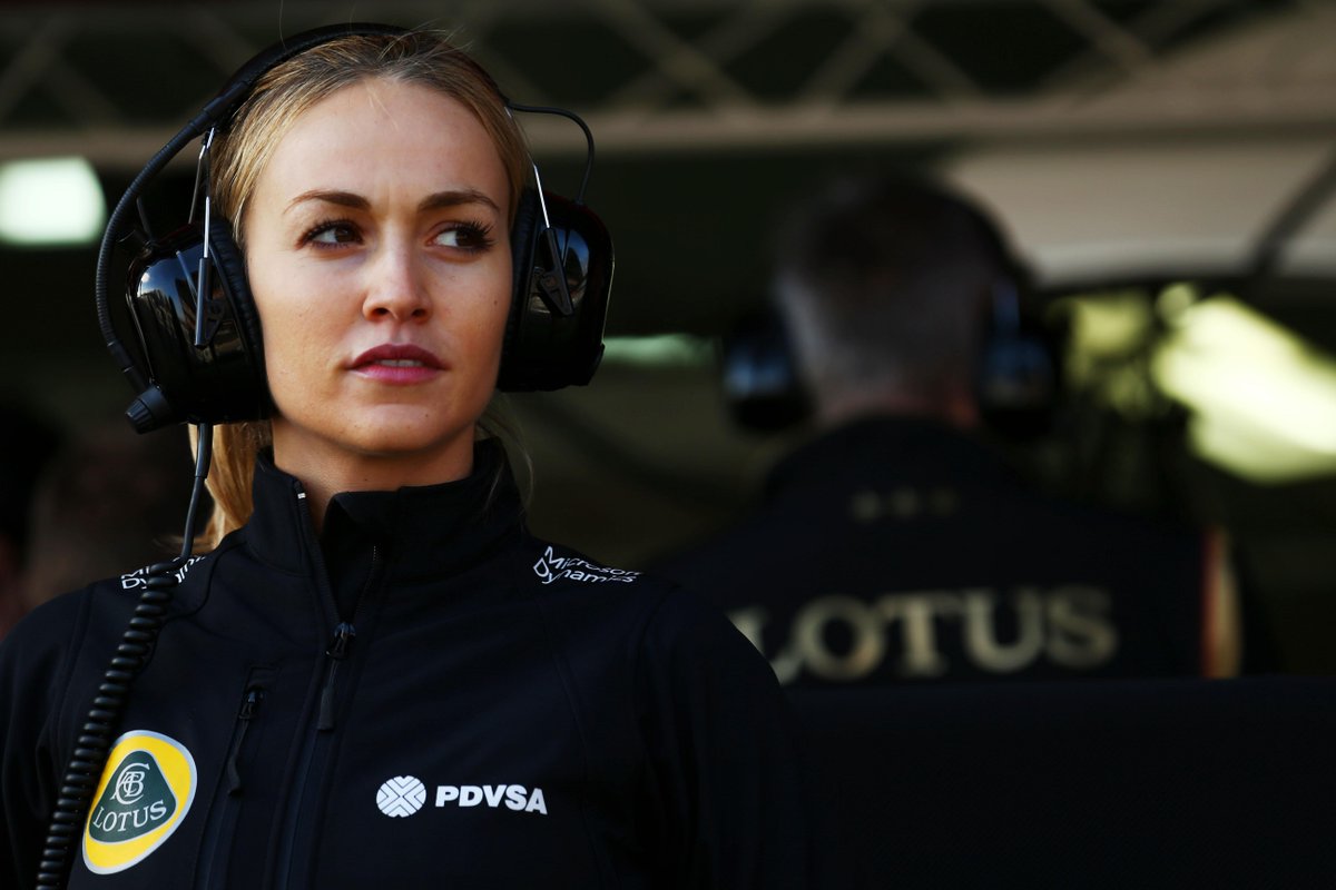 AlpineF1Team's tweet photo. May we also take a mo to wish a v. happy birthday to one our fave people in the whole world: Feliz cumpleaños Carmen! http://t.co/qkmJoZmC5r