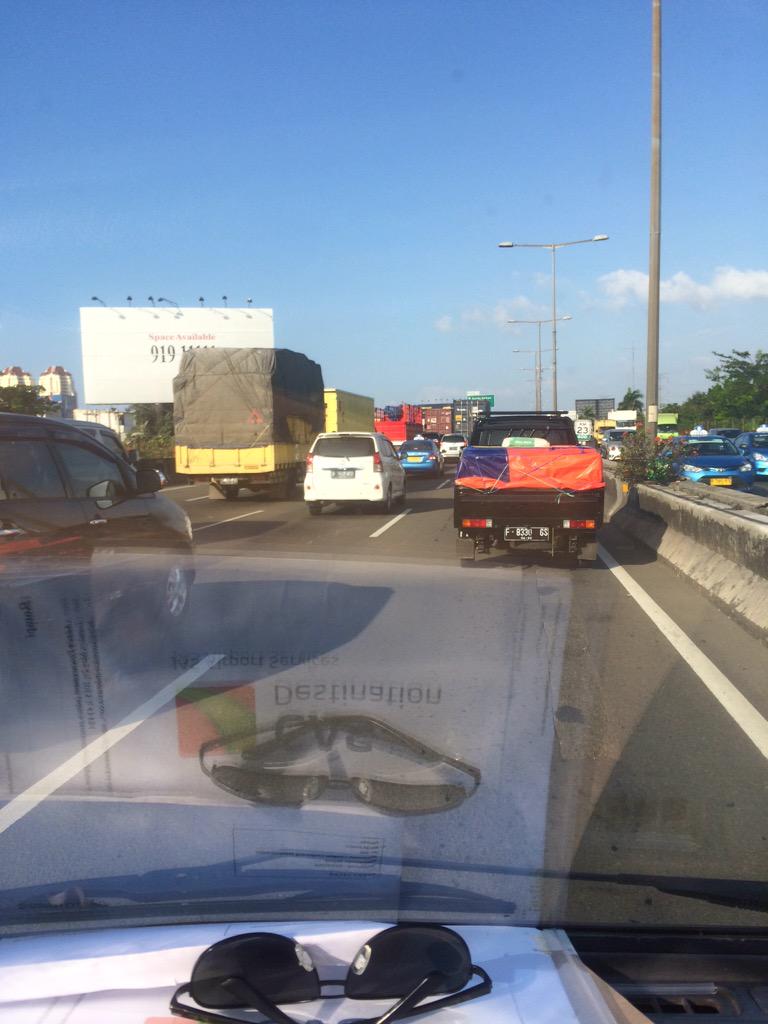 RT <a href="/gretoisme/">Agung Gre</a>: arus lalu lintas tol arah bandara menuju ancol terpantau padat merayap.  (via <a href="/nabilaaII/">PutriNabilaS</a>)