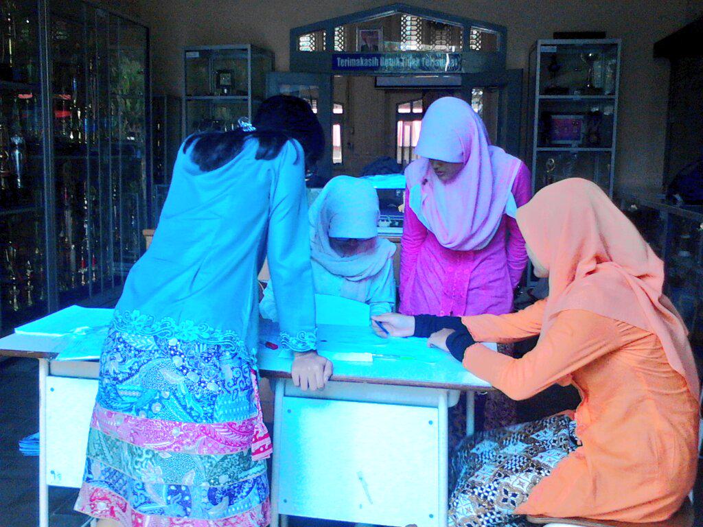 Nihh udh ditungguin sama mbak mbak cantik Padmanaba nihh. Yuk cus ke Aula SMAN 3 Yogya ajaa :)