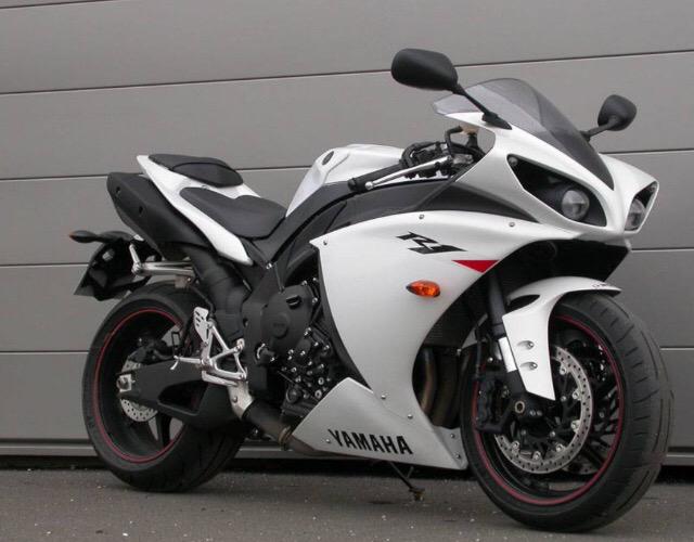 PaytonChalmers's tweet photo. I want a yamaha R1 so bad😎 http://t.co/9DPQTtIbqv