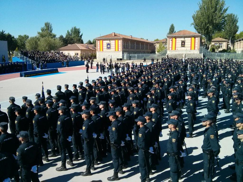 policia's tweet photo. El Rey Felipe VI concede a la UIP de la Policía la corbata de Isabel la Católica con motivo de su 25 Aniversario http://t.co/IqjdabZ431