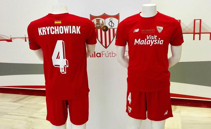 Creasportsmedia's tweet photo. A new sportswear for a final, never seen ... @newbalance did it ! #EuropaLeague #DNISEV #marketing http://t.co/oATagaUehq