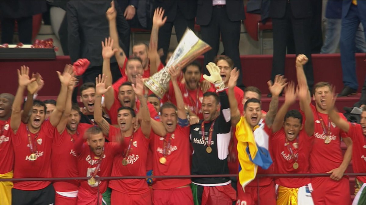 CNEWS_Sport's tweet photo. #DNISEV > Séville remporte sa 4e #EuropaLeague. Record ! Ce titre qualifie le club pour la C1 ►http://t.co/lGBHbo1Qb7 http://t.co/iLWiqHaTL2