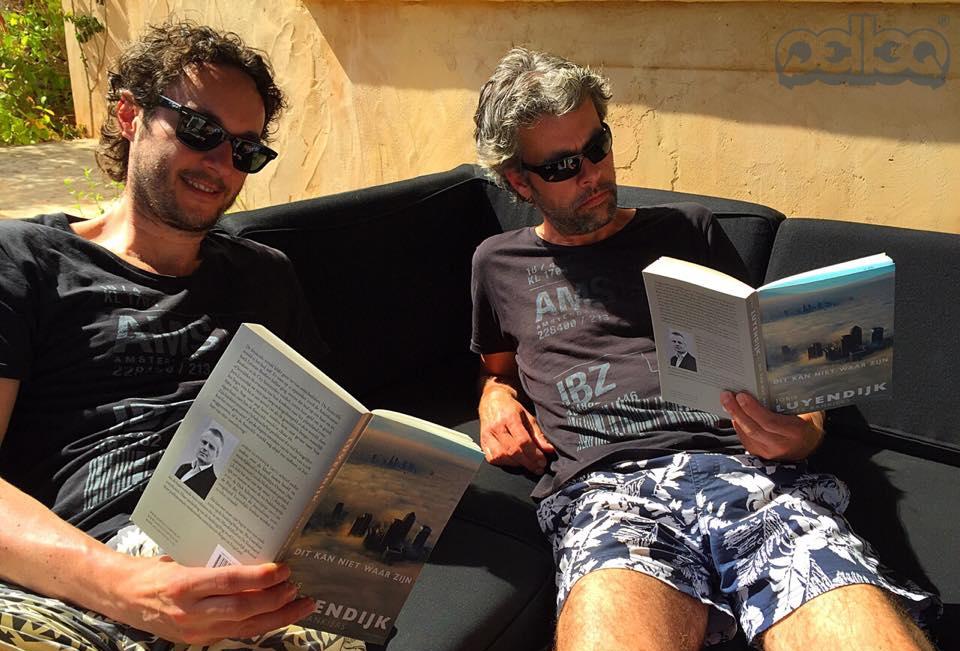 Tom &amp; Reyer in #Ibiza: reading the same book? Wearing the same shirt? #WTF