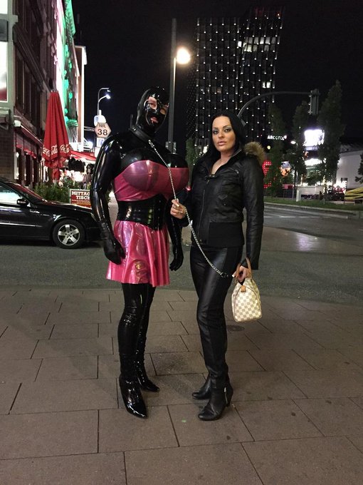 Nächtlicher Spaziergang auf der Reeperbahn mit mir  #Lady Latoria und der Gummipuppe. http://t.co/gRMn1Enx2a