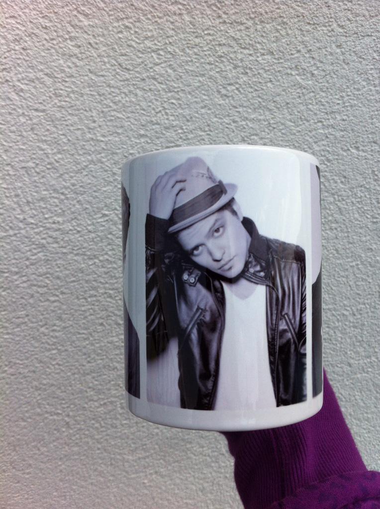 Claudia4Mars's tweet photo. #Hooligans !!!! Look at my new mug!!!😍😍😍😍😍 @BrunoMars you look perfect on it...❤️❤️❤️❤️ http://t.co/8eYe6u064K