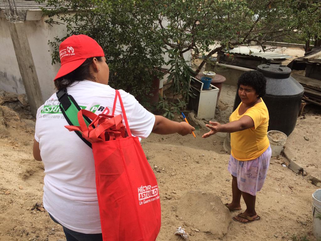MJMGuerrero's tweet photo. Casa por casa llevando el mensaje de nuestro candidato #4x4 #7deJunio #HAF2015 #MJMconHAF #UnGuerreroConOrdenyPaz http://t.co/tMzXOGcdE5