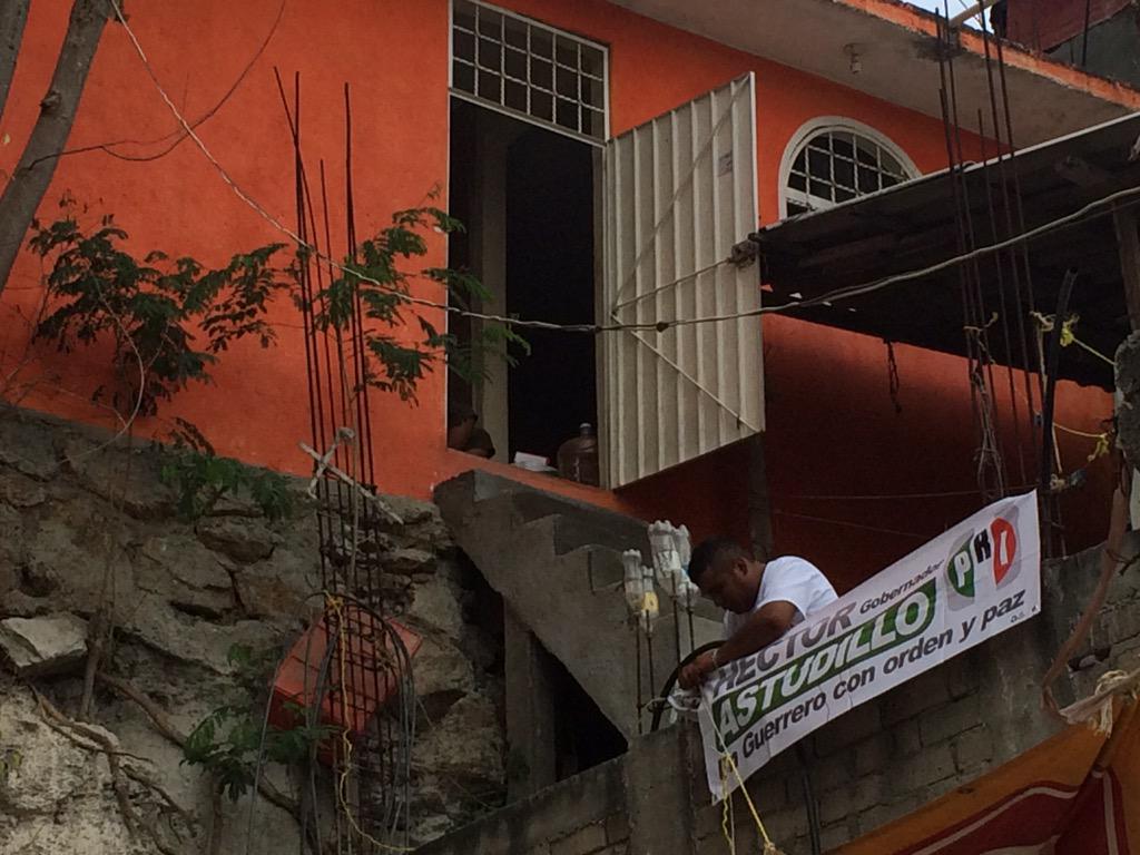 MJMGuerrero's tweet photo. Casa por casa llevando el mensaje de nuestro candidato #4x4 #7deJunio #HAF2015 #MJMconHAF #UnGuerreroConOrdenyPaz http://t.co/tMzXOGcdE5