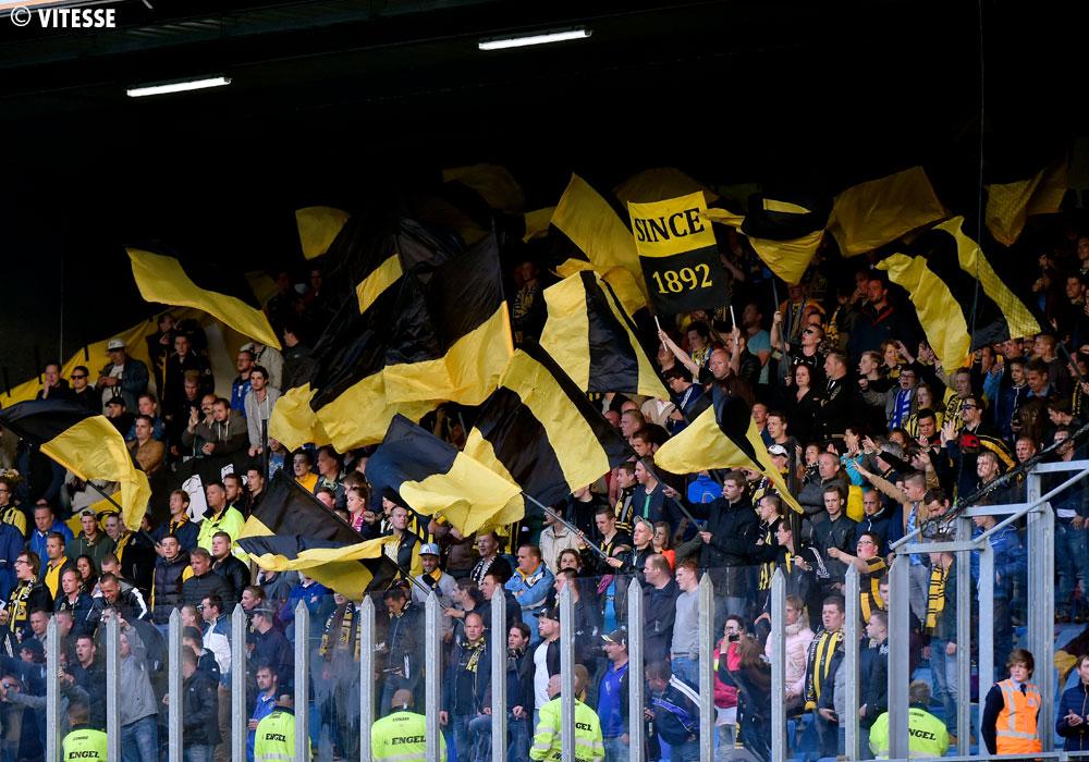 MijnVitesse's tweet image. Er zijn vanavond 400 #Vitesse-supporters aanwezig in het uitvak bij #heevit. Come on Vites!