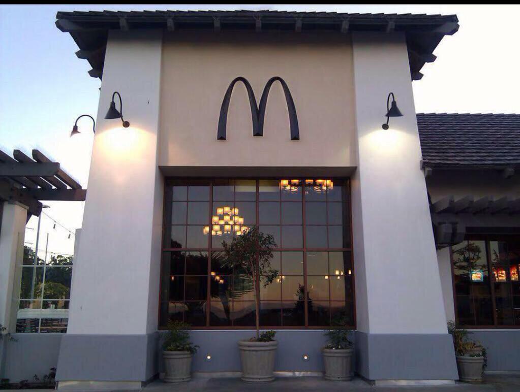 FoodSinner_'s tweet image. This McDonald&apos;s be looking like a 5- star restaurant 🍔🍦🍧