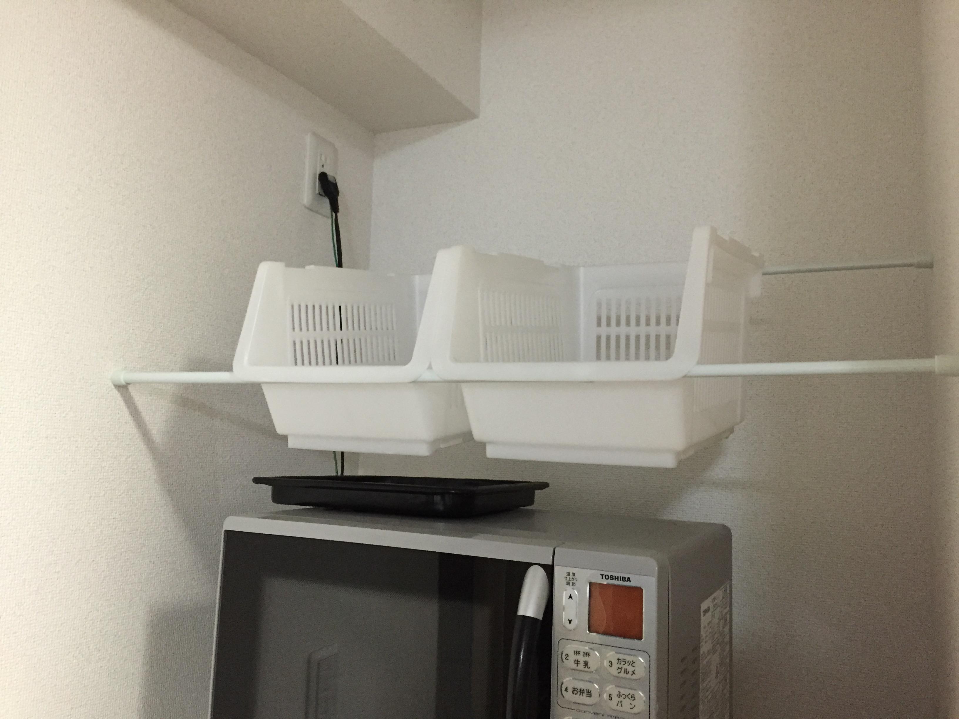 ひいたんとあずぴる なんということでしょう 冷蔵庫の上の電子レンジの上のデッドスペースに突っ張り棒を2本渡してカゴをひっかける事によって収納スペースがうまれました 匠の遊び心が光ります Http T Co Itqwzidsp3 Twitter