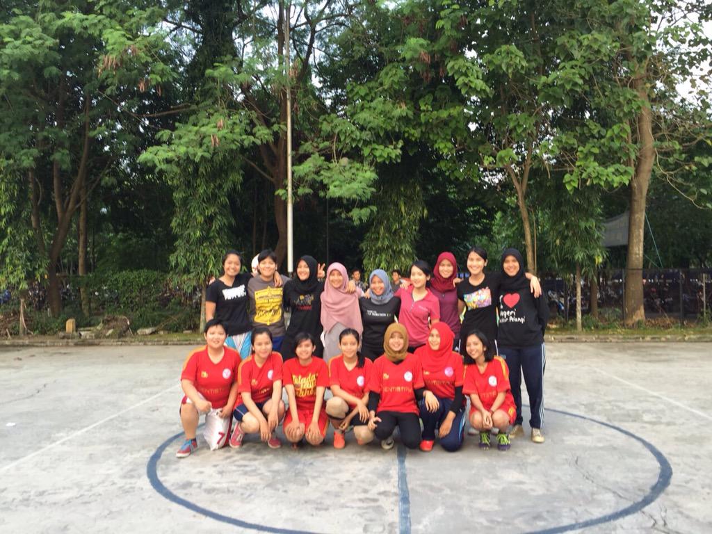 pertandingan Final Futsal Putri 2010 vs 2011 dimenangkan oleh 2010 dengan skor 3-2! selamaat untuk 2010 😋😋