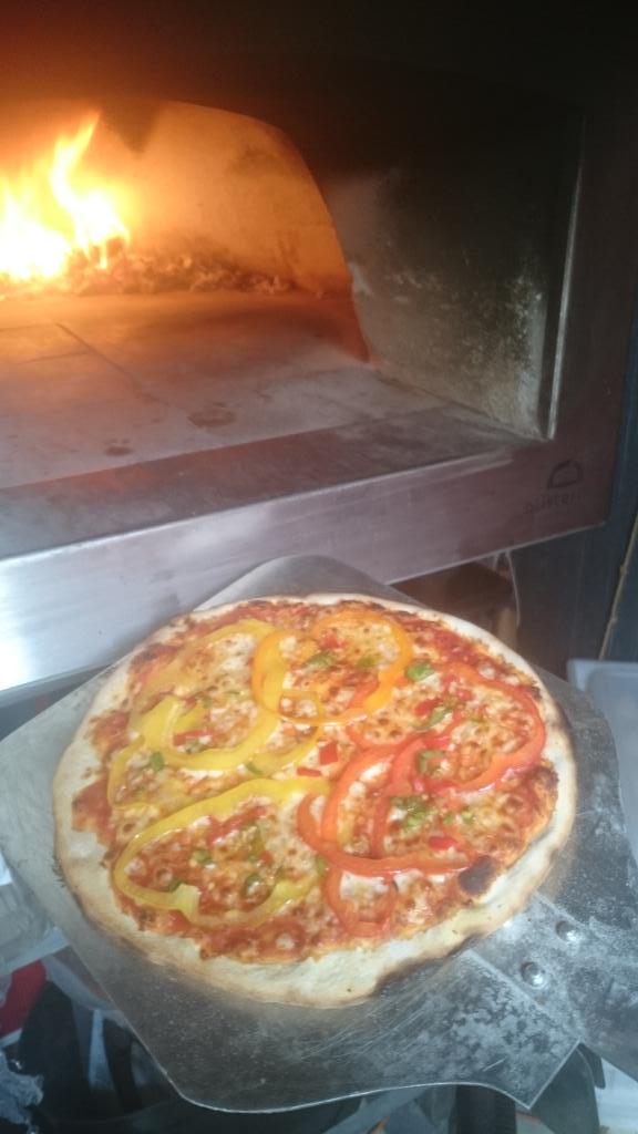 Down at <a href="/FolktownMarket/">Folktownbelfast</a> right now for anyone who appreciates pizza cooked the way it should be! #lunchtimeagenda
