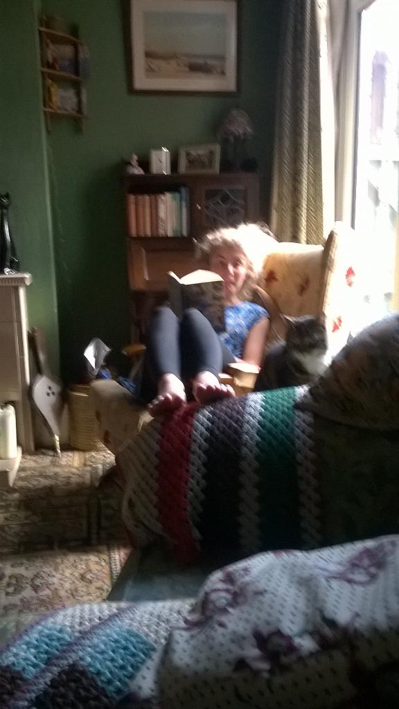 AnnaTink1's tweet image. Great to see @imogentink (and cat) lost in a great novel. Thanks @PNovelistGale #notesforanexhibition #postexamfun