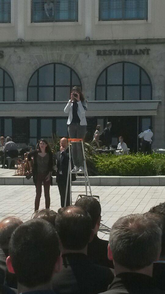 20edeferlante's tweet photo. @AliceDouchet prend tous les risques pot la photo de groupe ! #sphr #Biarritz http://t.co/KsNjvjLvd4