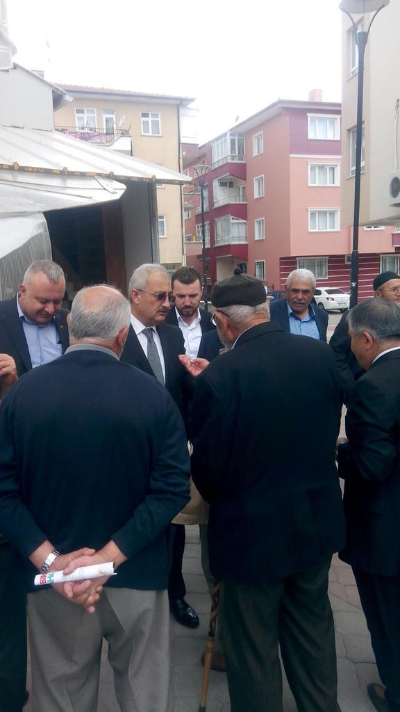 Mv.Adayımız Sn Ercan KINACI Dörtyol camide öğle namazı çıkışında vatandaşlar ile güzel sohbetler etti.