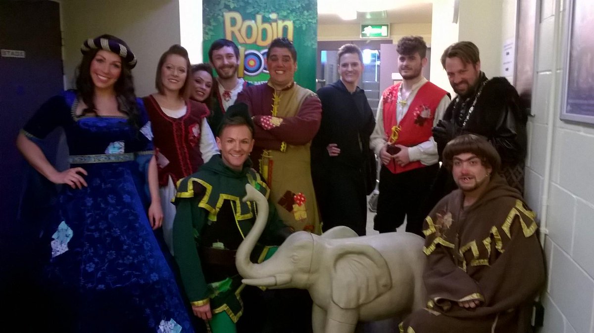 Look who's just met our ele! <a href="/HorshamRotaryUK/">Horsham Rotary UK</a>  <a href="/RobinHood_Tour/">Robin Hood Tour</a> 2pm show today! <a href="/CapitolHorsham/">The Capitol Horsham</a> bit.ly/1d19cyz