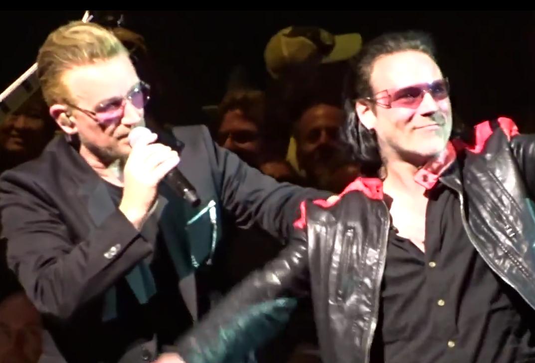 culturaocio's tweet photo. Vídeo: #U2 interpretan 'Sweetest thing' con un imitador de Bono http://t.co/sykcdPFaZh ¡Momentazo genial! #U2ieTour http://t.co/pAuCkMojgn