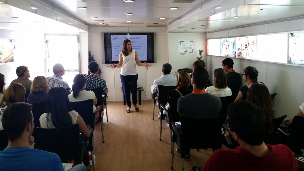 FeriadeEmpleo's tweet photo. @letirom80_g mostrando cómo convertir tu CV en una llave hacia el #éxito 

#EncontramosTuSitio en #Écija http://t.co/VolFnCPA8H