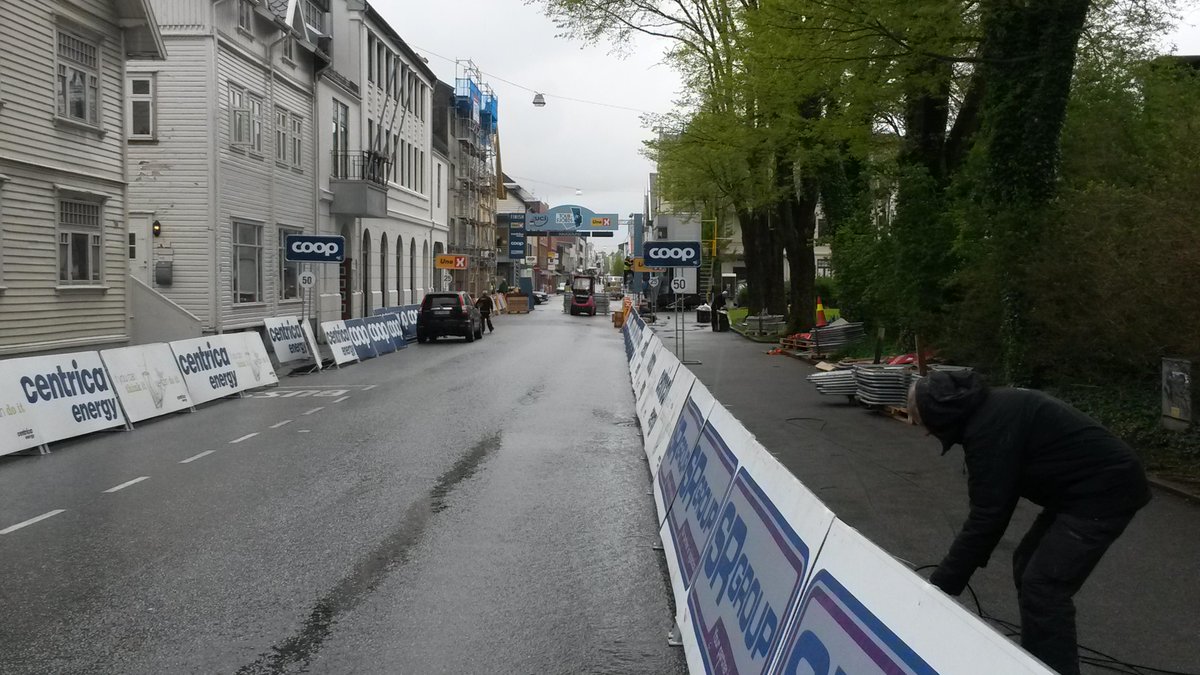 ChristerRake's tweet photo. Haugesund forvandles til målby for andre etappe.Fin innkomst i år,og mange dyktige som rigger #TourdesFjords #2sykkel http://t.co/NQTGNby0cy