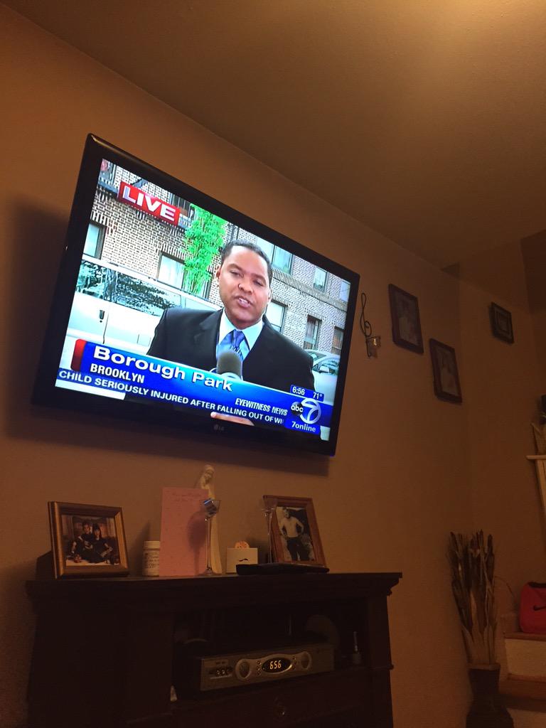 ItsBrowvi's tweet photo. My boy @RobNelsonABC7 Doing his job http://t.co/KAGqcgvgwX