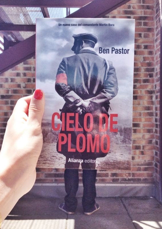 alianza_ed's tweet photo. Si es una iniciativa creada por libreros, estamos obligados a seguirla. 

¡Nuestra aportación a #bookface! http://t.co/0Wh3TsjnRc