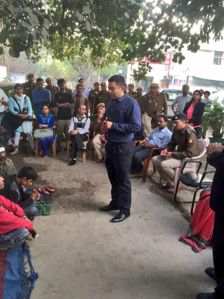 IPSMadhurVerma's tweet photo. Community policing is not hands off approach of fighting crime.It's proactive by digging deep into community problems http://t.co/9EoxewKTfl