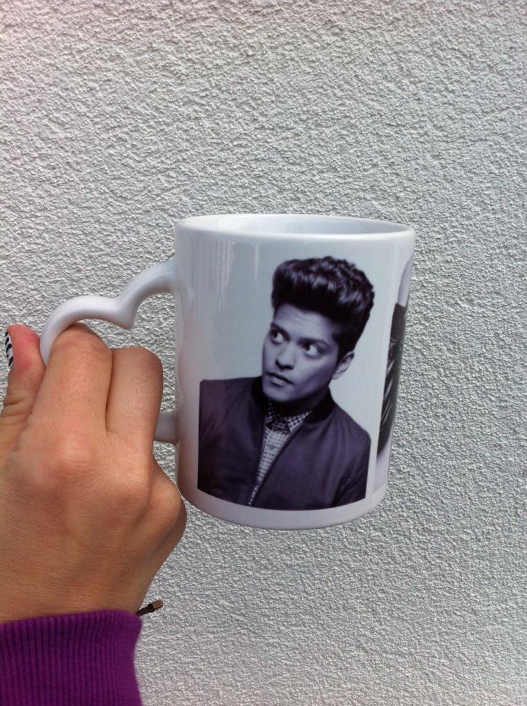 Claudia4Mars's tweet photo. @JBuongiovanni @BrunoMars Thank you!!!! It was hard to choose... They are 3 pictures of Him... http://t.co/vheheN6hjh