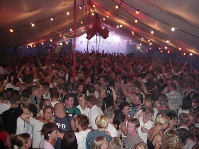 aftellen is begonnen, #nieuwveenstentfeest gaat morgen los. Het 80's/ 90's event met dj Johan en Dj Menzoo.