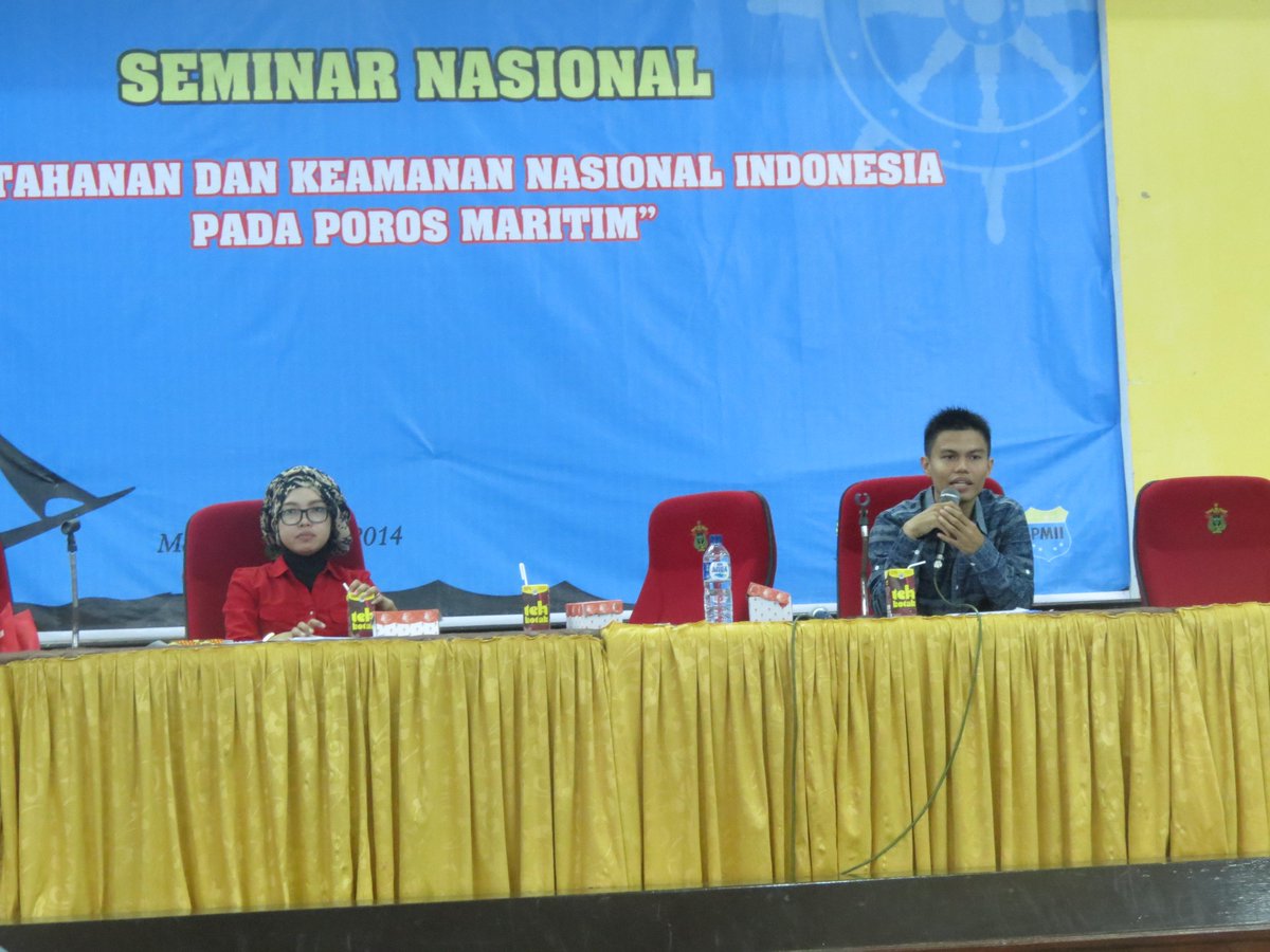 Sahabat Arfah sedang Membawkan Materi-Seminar Nasional "Pertahanan Keamanan Nasional Indonesia Pada Poros Maritim"