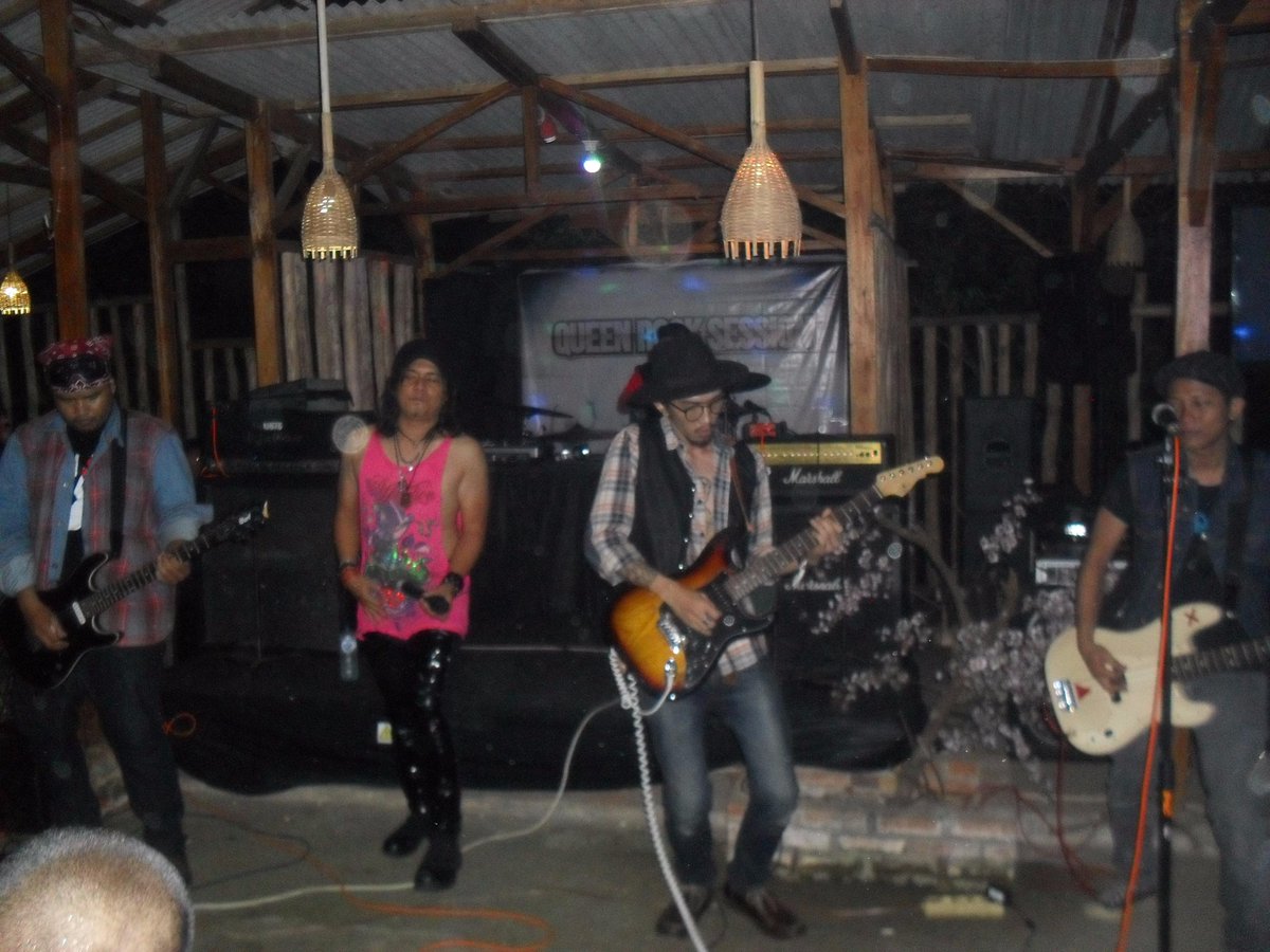 KedaiQueen's tweet photo. Thank for Voxa Band yang sudah meramaikan acara Queen Rock Session @KedaiQueen http://t.co/mLmz316pqI