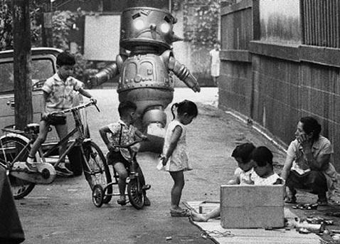 馬場卓也 狂え作家 Auf Twitter 日常の中の非日常 と言いますか モノクロだとその度合いがぐっと増すような気がします 丸出だめ夫のボロット も実写で見るとデカくて怖いなあ Http T Co Cn2fkhblq3