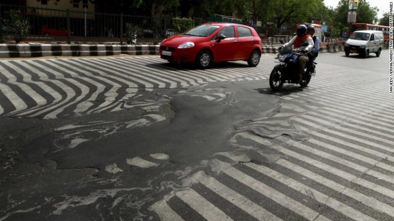 A road *melts* in Delhi after temperatures rose to 45 C (113 F)... edition.cnn.com/2015/05/28/asi… #IndiaHeatwave