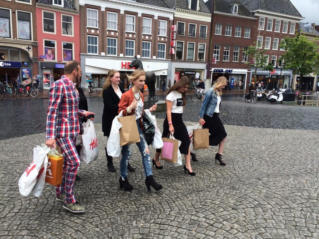 'Ik lijk wel beroemd!' De Gooische Vrouwen wensdag <a href="/MakeAWishNL/">Make-A-Wish NL</a> voor Marloes (15) compleet met eigen 'Yari'.