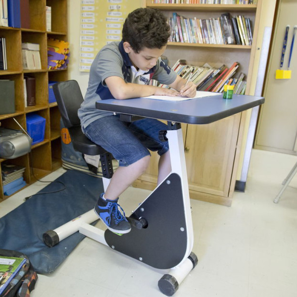 BajoelFlexo's tweet photo. Llega el pupitre-bici, para que los niños hiperactivos atiendan en clase.
Busca cansarles pedaleando. #InnovacionXE http://t.co/RH739Nhou7