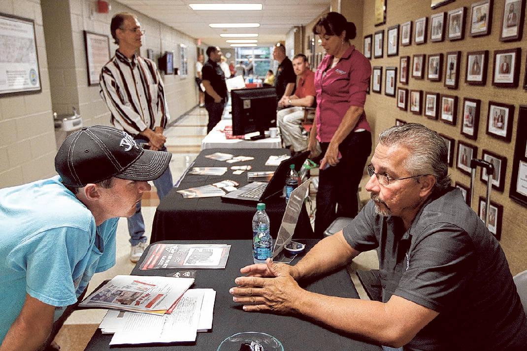 Verifreight's tweet photo. Drivers wanted (desperately): Trucking shortage nearing 40,000 nationwide  http://t.co/iRzH0WOZBF #VeriFr8 #Trucking http://t.co/lcWNk5R9Lu
