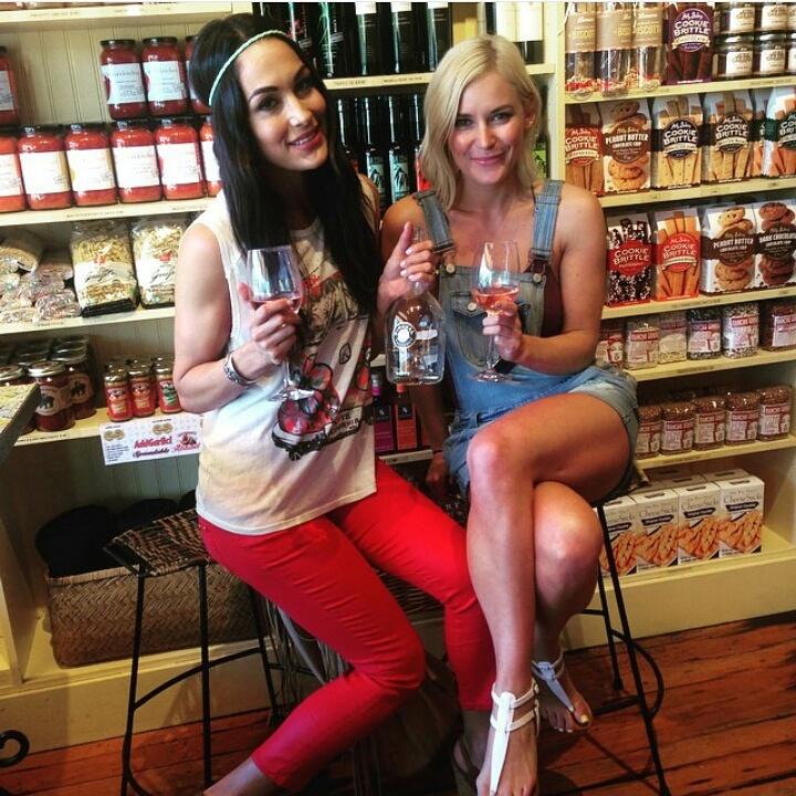 queens_nikki_br's tweet photo. The amazing ladiesππ #briemode #renee #brinee @BellaTwins @ReneeYoungWWE http://t.co/tvntf55fX9
