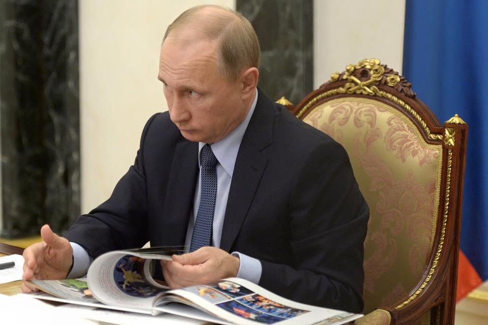 На Набсовете АСИ передал альбом «Вместе меняем жизнь. 38 историй в лицах». Он смотрел весь. Спасибо лидерам проектов!