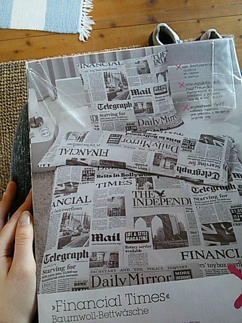 Mxrys_wxrld's tweet photo. Schlafe jetzt neuerdings in Zeitung. #FindIchGeil http://t.co/MPKRVqDL9m