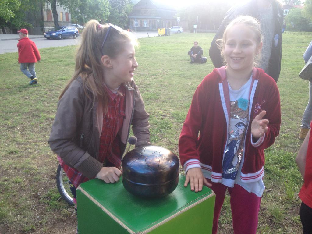 JuliusN's tweet photo. Public furniture in use at #snipiskes neighbours picnic. @laimikis @noelito @radarqnet http://t.co/m9iX44jNcQ