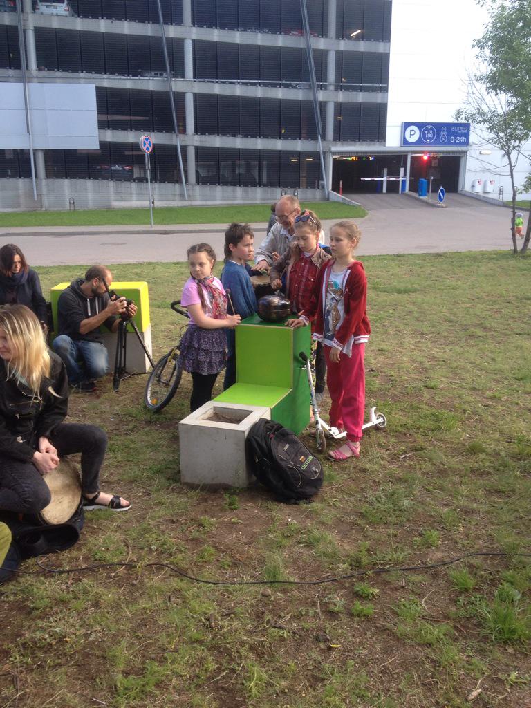 JuliusN's tweet photo. Public furniture in use at #snipiskes neighbours picnic. @laimikis @noelito @radarqnet http://t.co/m9iX44jNcQ