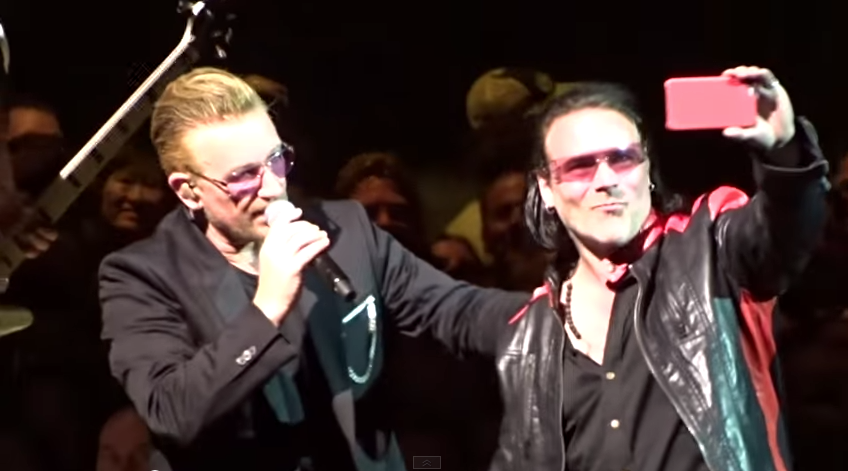 RollingStoneita's tweet photo. Due "Boni" sul palco al concerto degli @U2 di Los Angeles, guarda il video: http://t.co/TQG4AqCbIh #lol http://t.co/B99PSSBpXw