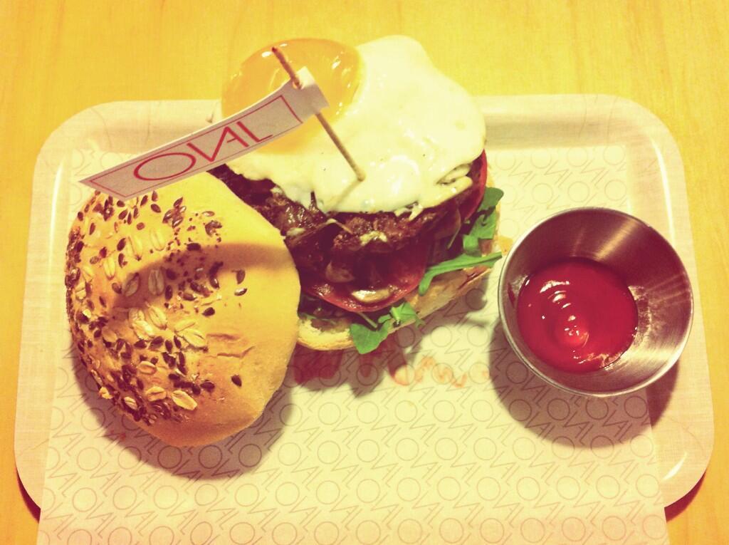 olocomesolodeja's tweet photo. Los mejores sitios de #Barcelona para flipar del día de la hamburguesa > http://t.co/Sr2e5LGn8L #foodie  #burgerday http://t.co/1iF76ESWuh