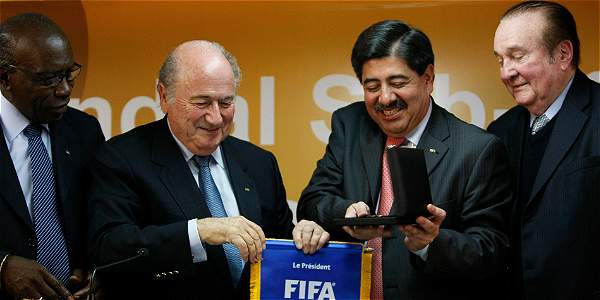 ELTIEMPO's tweet photo. ¿Qué efecto tendría para Colombia la investigación de la Fifa? http://t.co/KjznILY2Md http://t.co/zPjCNktzR3