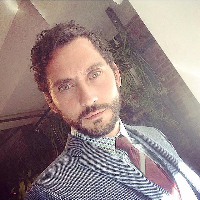 pacoleonbarrios's tweet photo. Mirad que elegante me han vestido para las fotos de @dominkvalvo con @KiraMiro y @PeterVives http://t.co/N7iVipReXI